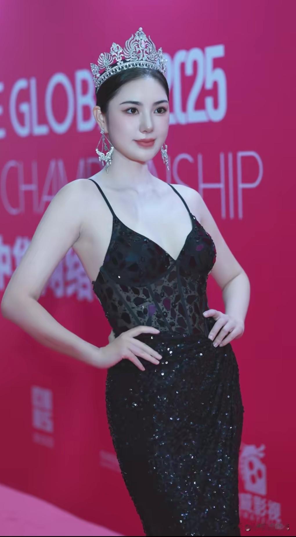 26届全球中华夫人香港赛区毛玲，同时也是最佳气质奖得主，近日投身公益活动，展现了