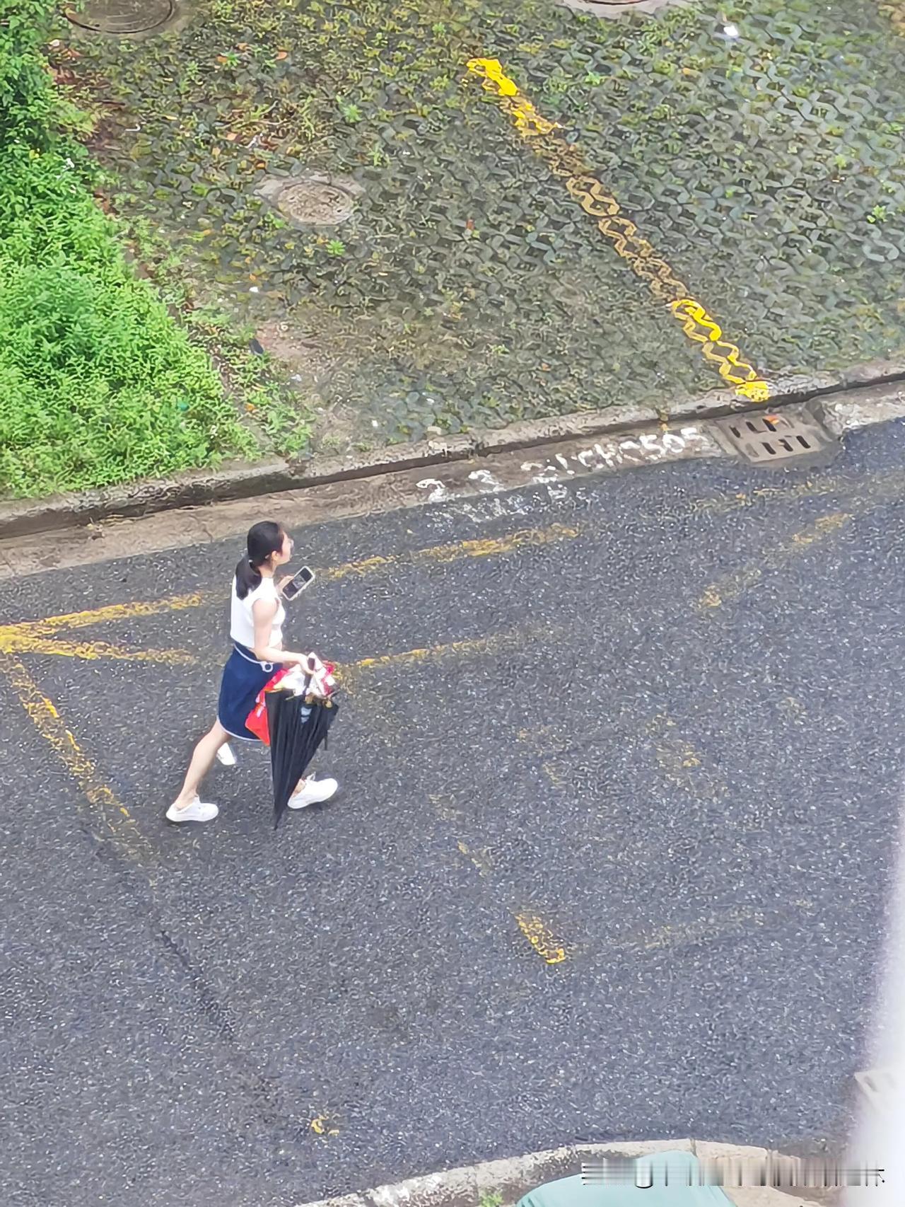 无论住宅小区多么破旧，哪怕是城中村，都会有美女出没。从数学理论上看，这就是非零概