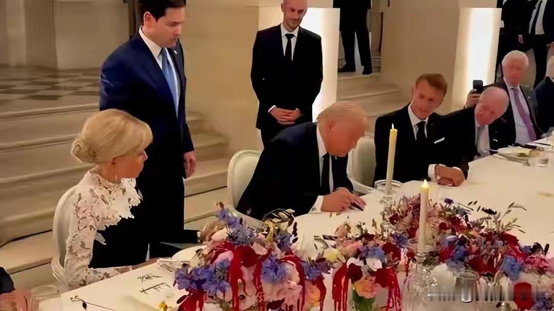 万万没有想到，特朗普居然在法国凡尔赛宫签署了美国和伊朗之间的谅解备忘录
该消息被