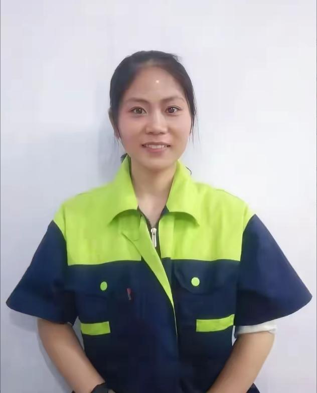 太励志了！成都理工大学33岁女环卫工，午休时不刷手机，不闲聊，晚上孩子等睡了，她