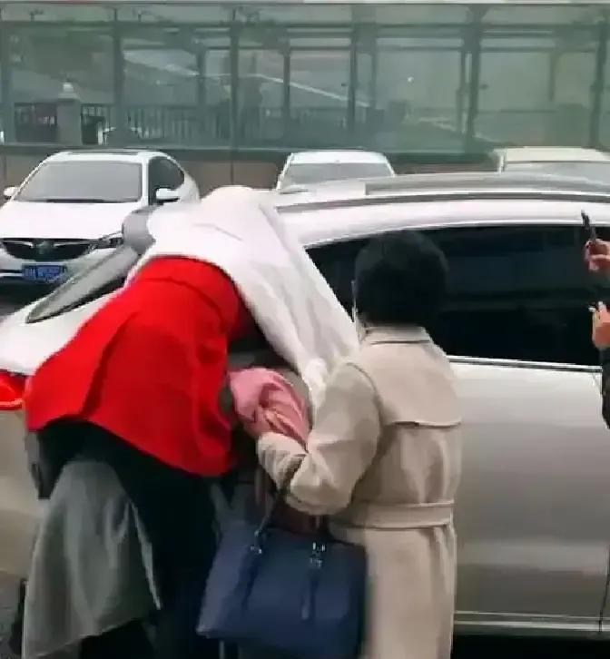 不得不说，时间真的是最好的“照妖镜”！
回过头再看那一年的“名场面”，
真的，我