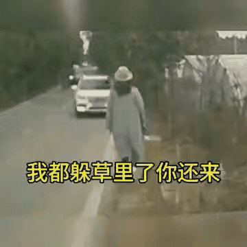 这个女子在关键的时刻，做出了正确的走位，否则再迟疑一会的话，就被这台车给撞上了，