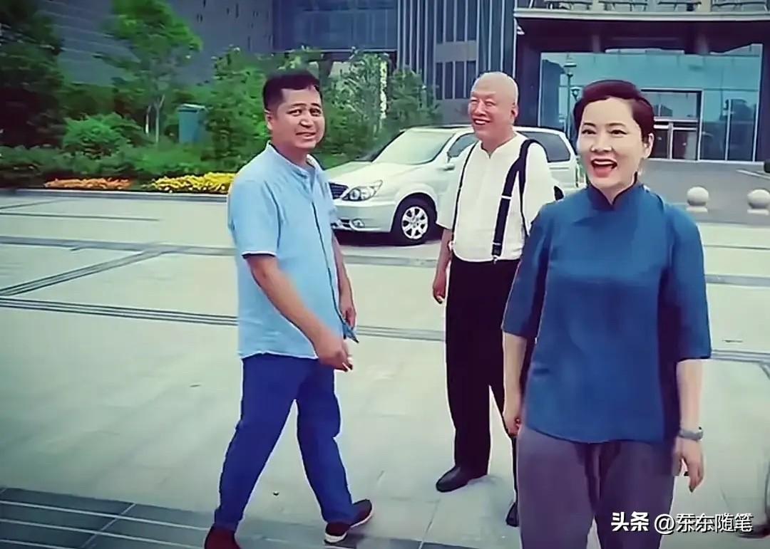 六十三岁的何赛飞与丈夫杨楠现身街头，一身情侣装格外醒目。两人十指相扣，边走边哼着