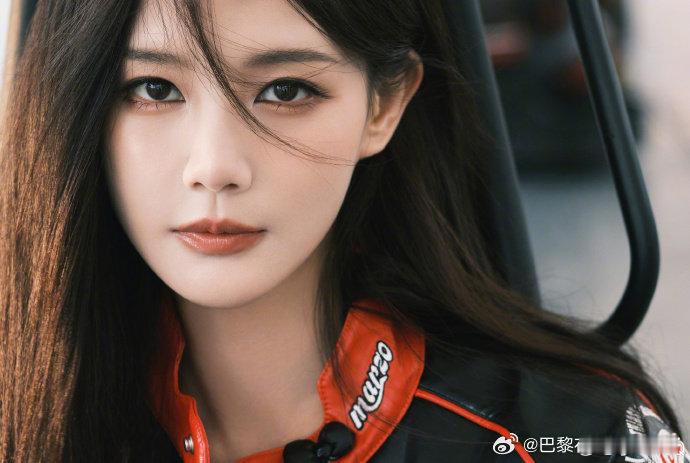 李一桐真的很机车李一桐机车服 李一桐晒出与爱车的合影，修身机车服勾勒出帅气线条。