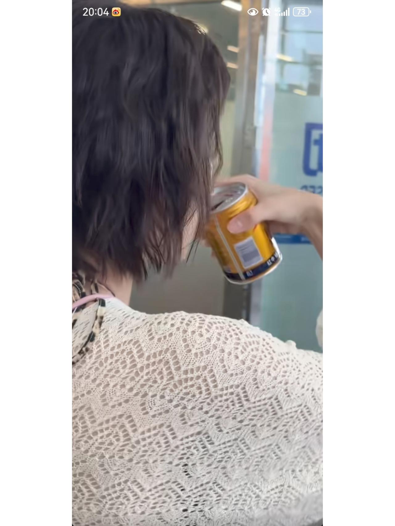 这么可爱的女孩子竟然喝红牛，小心长小胡子哦！[捂脸][捂脸]女生超市喝饮料 风味