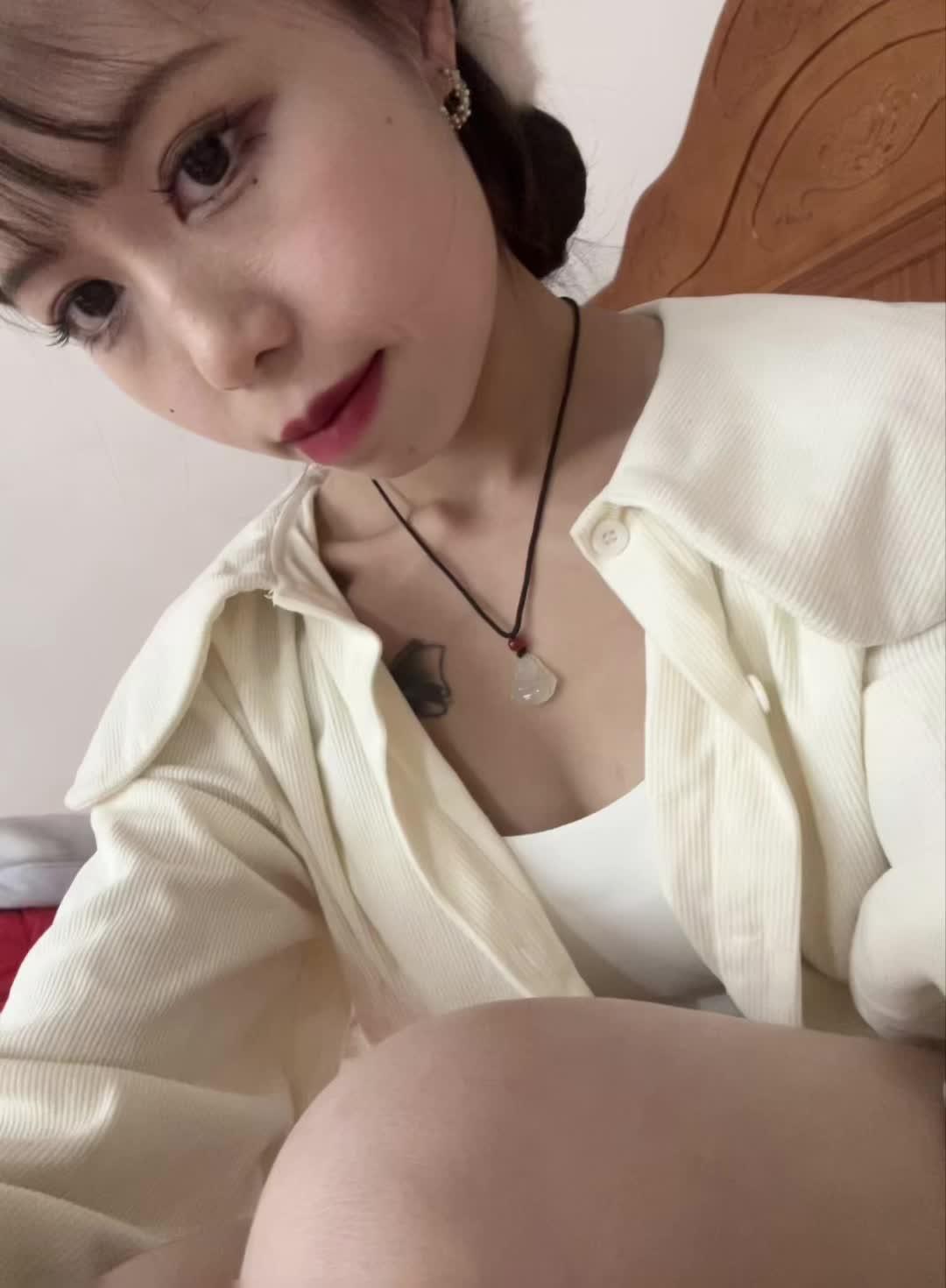 又要回到那个睁开眼要上班 下班要睡觉 受了委屈擦干眼泪继续前行的小大人了