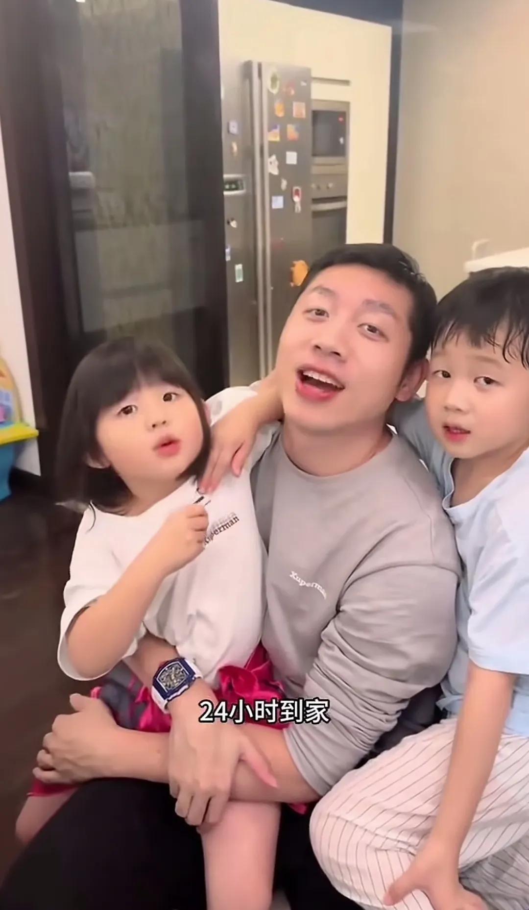 这一双儿女，太可爱了

许昕的儿子女儿肉嘟嘟的好可爱啊

儿子有点像妈妈

女儿