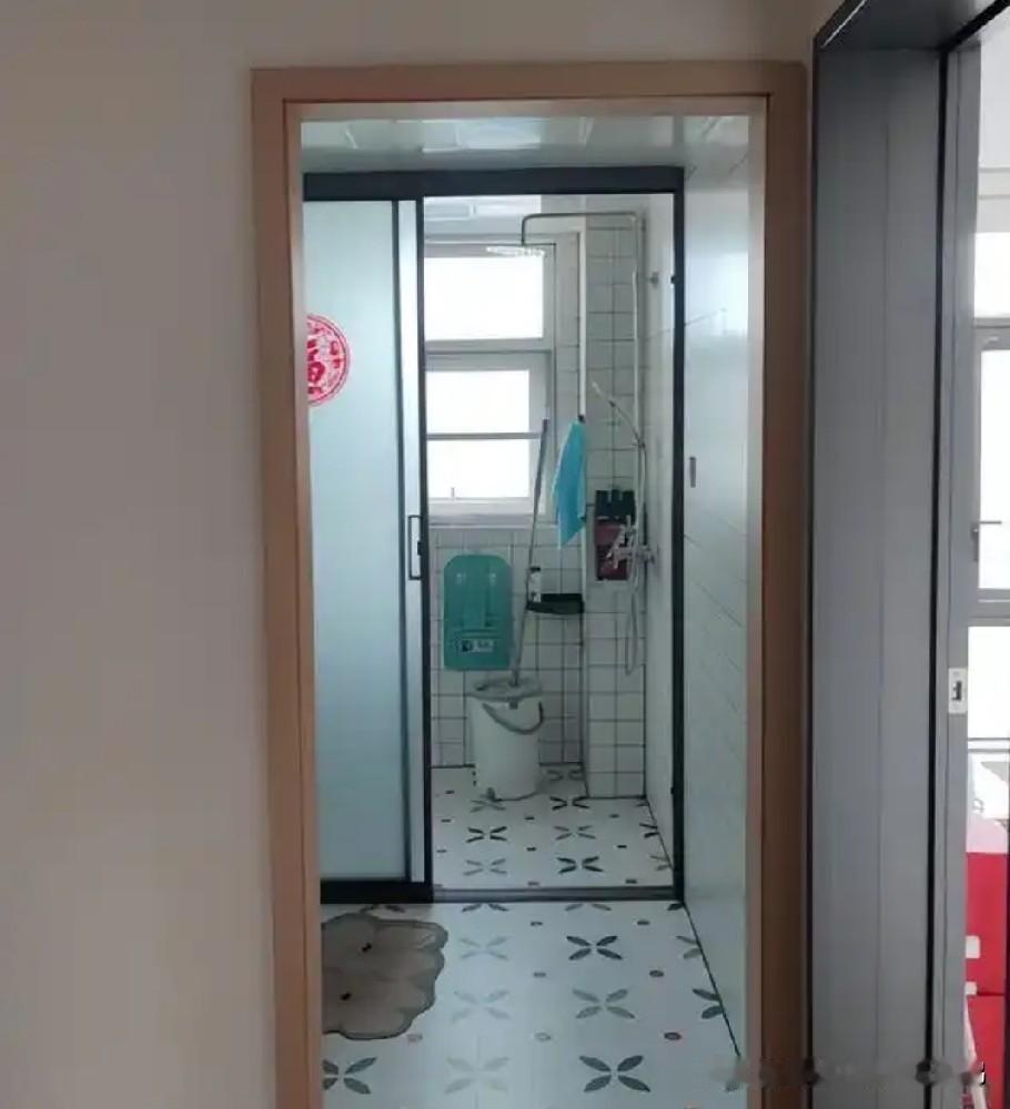 你喊了两遍，让他陪妈上个厕所。他坐在那儿，就像没听见一样。
你明明看见他听见了。