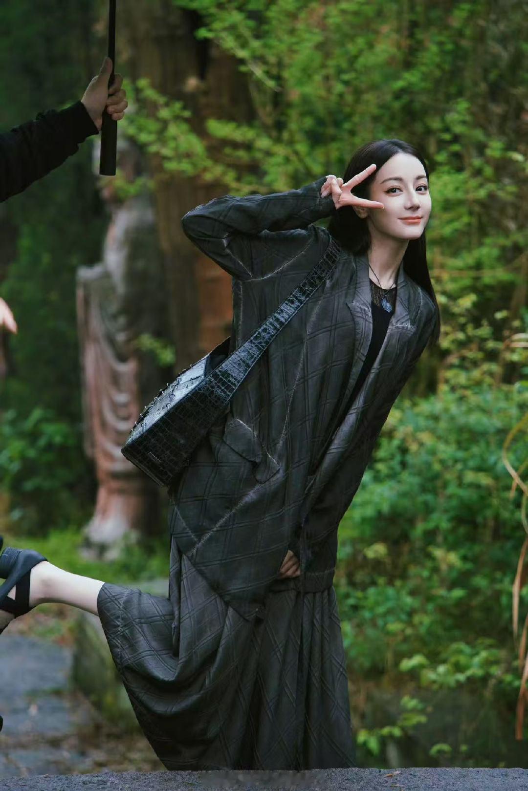 迪丽热巴聂九罗营业照