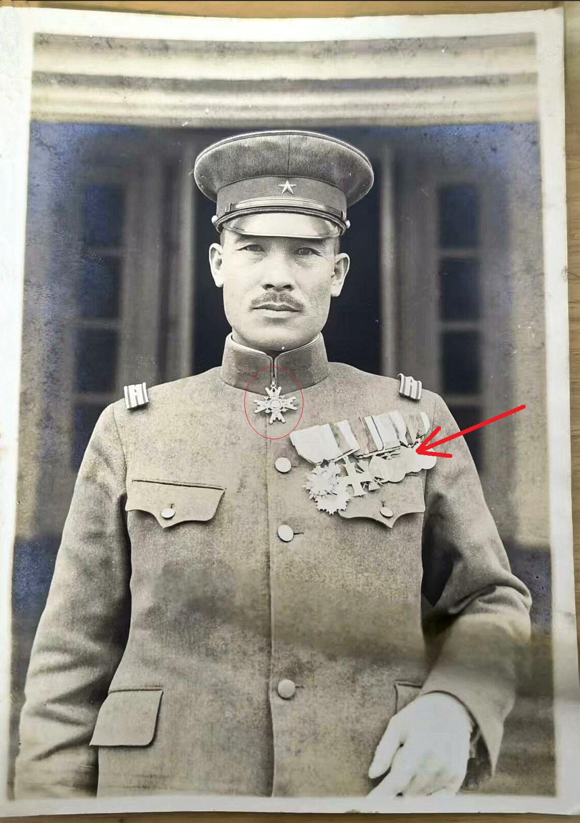 这是1937年摄影师拍到的一张日军军官的照片。照片中的军官身着军装，胸前挂满了多