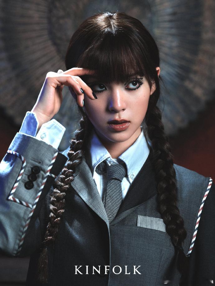 欧阳娜娜cos星期三欧阳娜娜美成希腊雕塑了时尚表现力太强了，镜头下解锁多样气质，