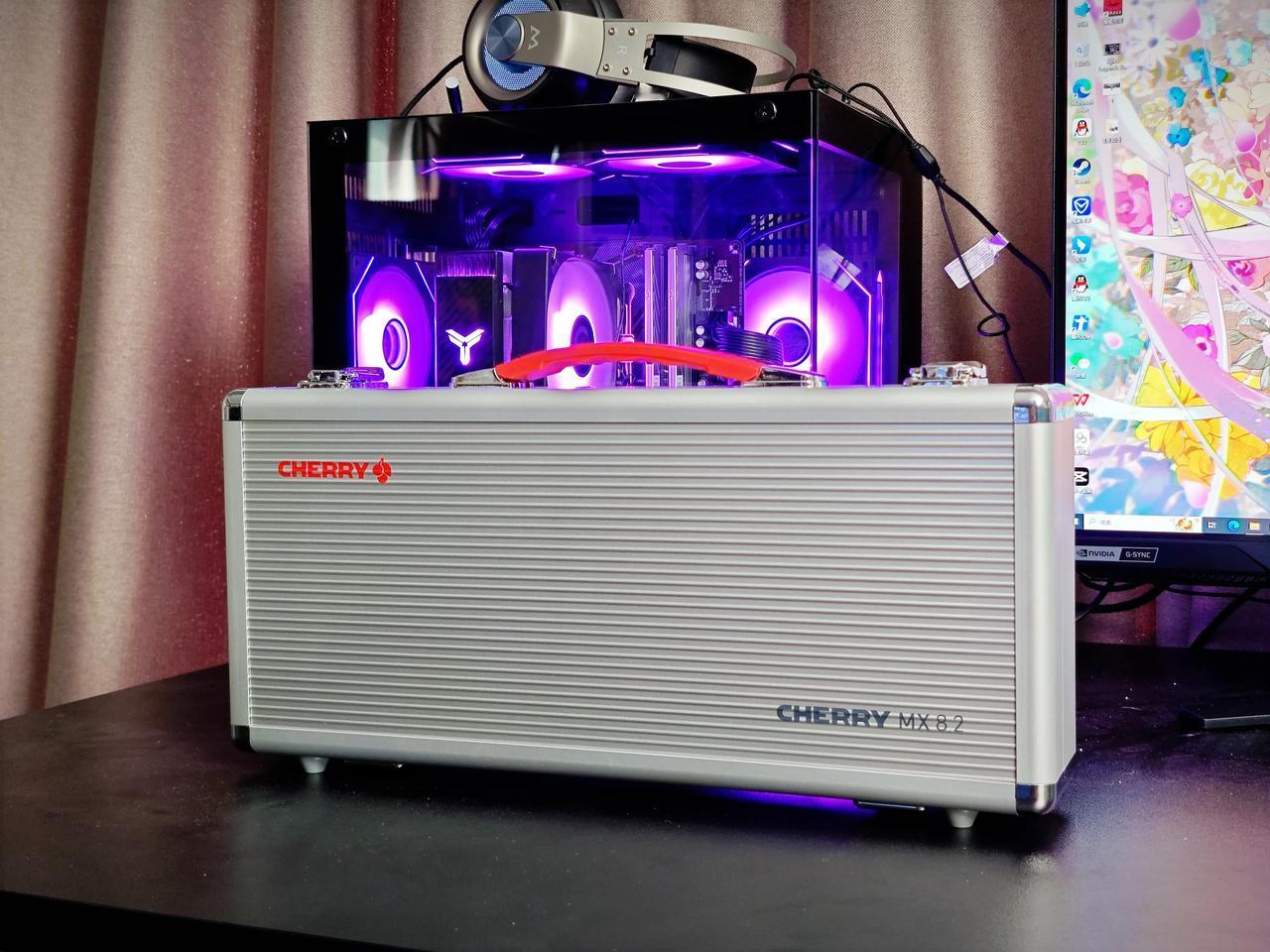 CHERRY MX8.2 TKL无线机械键盘龙年特别版，它的设计采用了大量中国龙