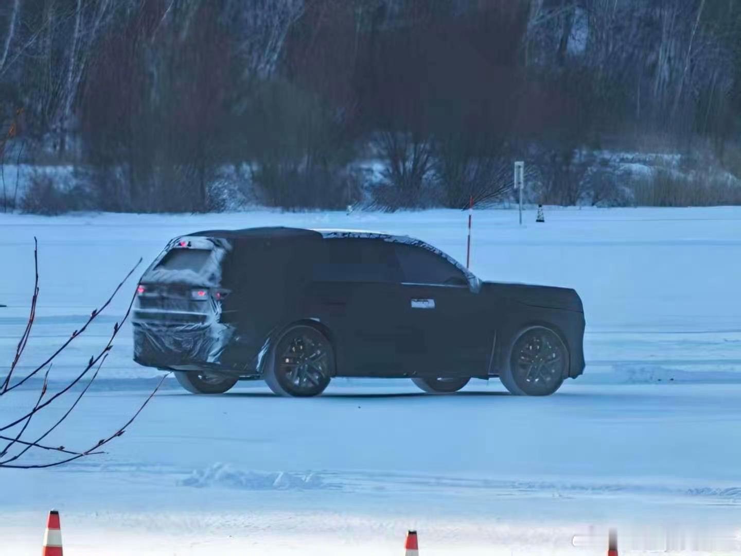 这辆冬季测试的伪装车，像是理想的某一款新车，是不是就不确定了。