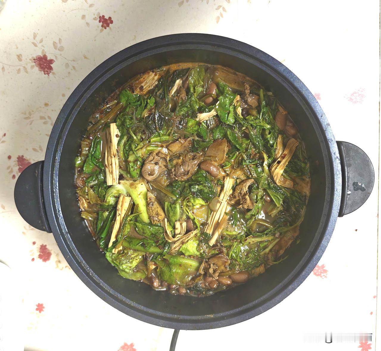 今天午饭吃豆米火锅，配菜有：豆腐皮、粉丝、鸡肝、菠菜、茼蒿菜、生菜。麻辣鲜香，美