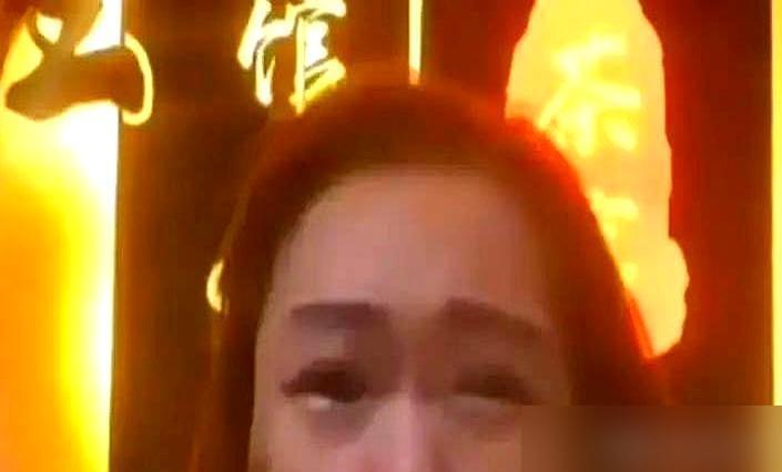 杨议一边对着侯耀文牌位哭诉，一边给侯耀华拎鱼做饭，转头又骂郭德纲，这江湖脸谱变得