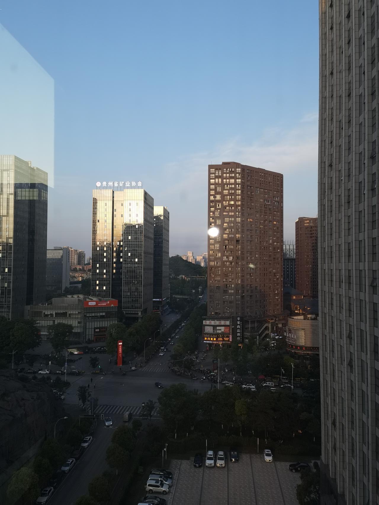 漫步贵阳——繁花是景
从盘江诺富特远眺，到灌木咖啡近观繁花市井