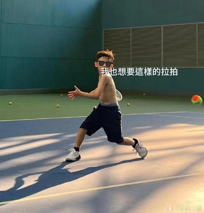 昆凌晒儿子打网球照7岁的罗密欧手臂上已有肌肉了… ​​​