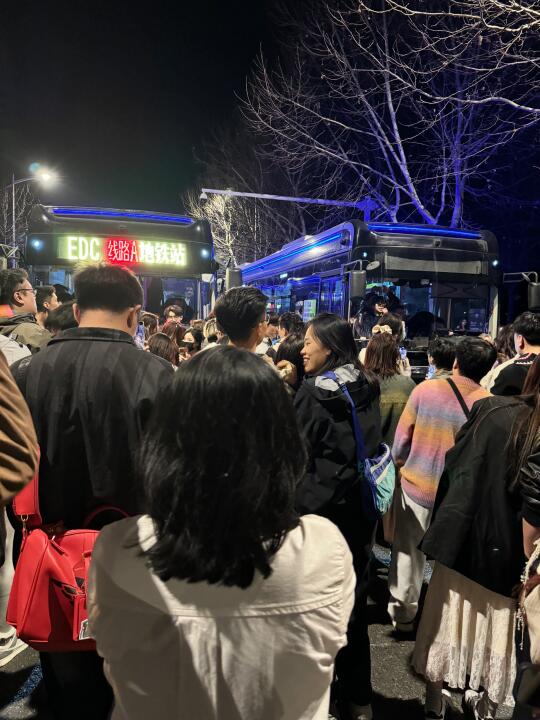 真的想知道为啥昨天大家会堵edc接驳车…