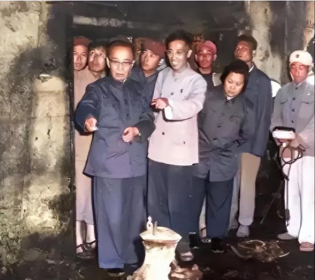 1956年，在郭沫若、吴晗的强烈要求下，国家同意了挖掘万历皇帝的陵墓，在打开棺材