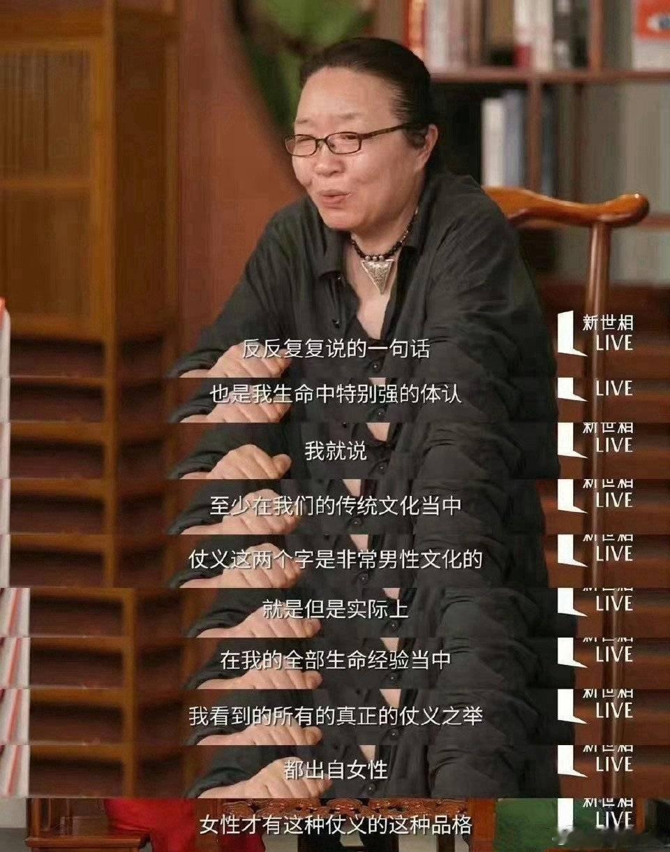 这拳打的……影视稀碎也就不足为奇了……戴着眼镜，一幅学究的模样，正襟危坐，滔滔出