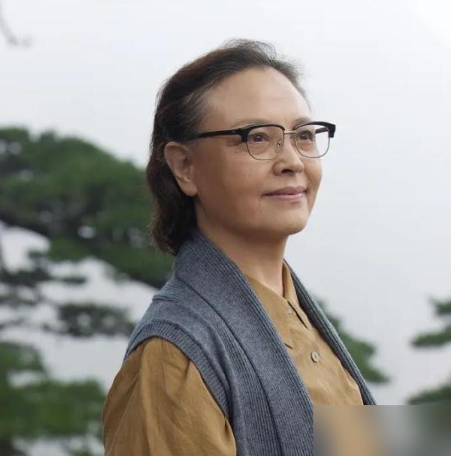 70岁才杀回演艺圈？丈夫肝癌去世，她为儿子陪读考上浙大，把所有积蓄都砸进去。如子