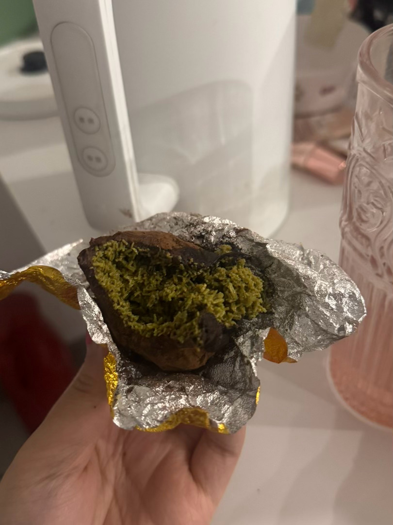 和我想象的很大出入，我想象中里面的内馅是松软的，湿湿的，但是这个很硬很干吧！我又