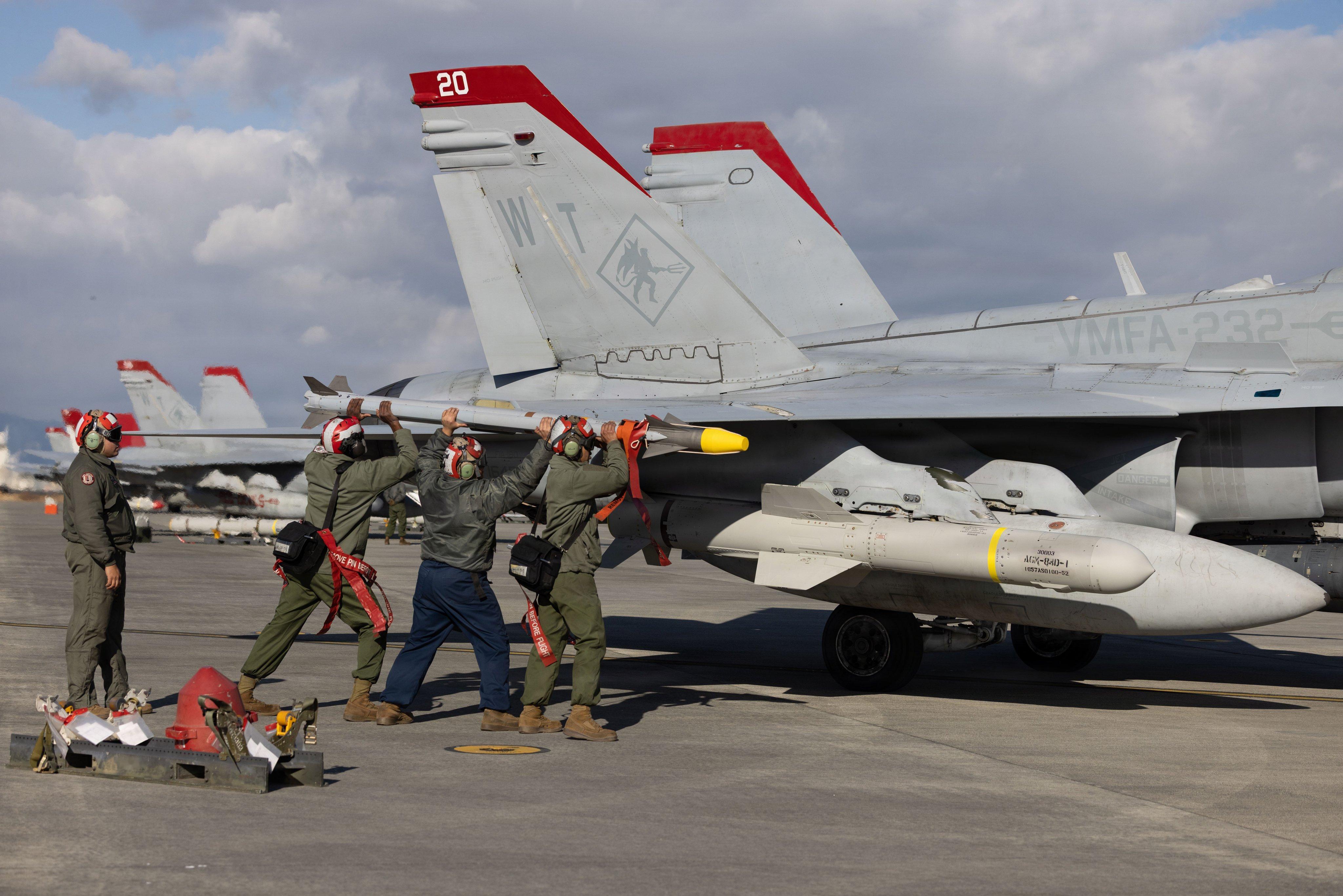 岩国陆战队航空站，F/A-18C加油挂弹训练 