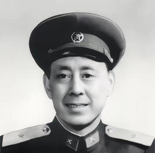 1952年，一个战士在运炮弹时，突然发现师长有些熟悉，他仔细回想后，就对战友说：