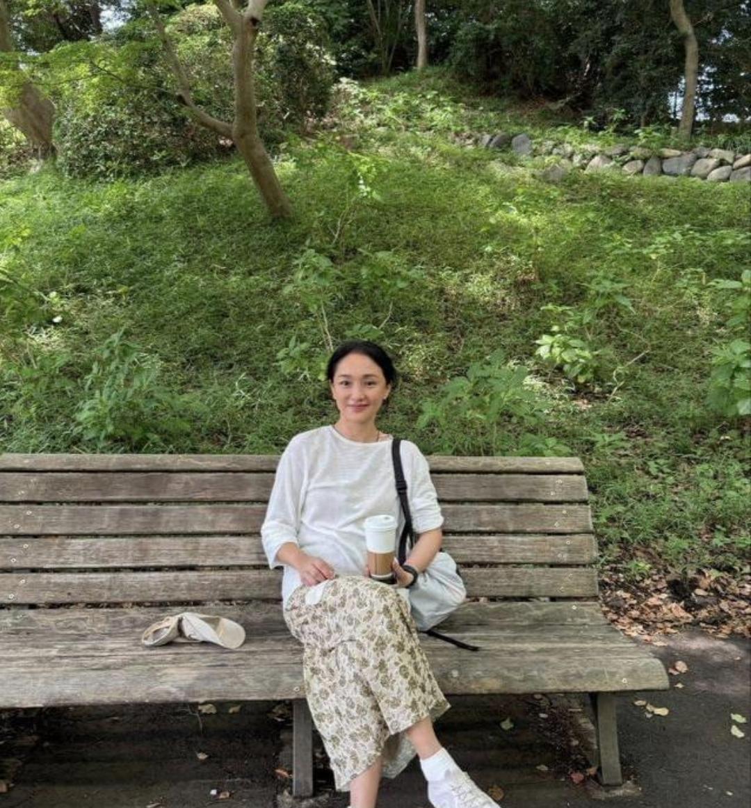 周迅川西素颜随拍：这才是明星该有的松弛感?