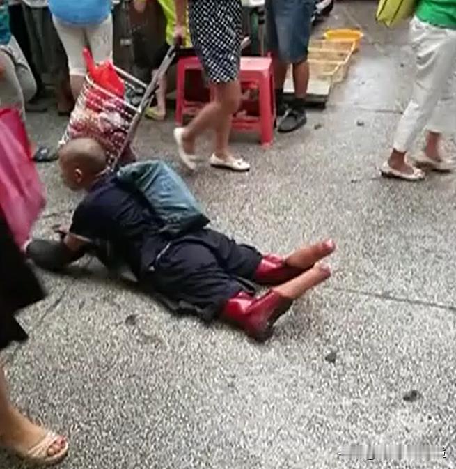 2016年，广州男子买菜时，偶遇双脚被截断的乞丐，仔细辨认下发现，这竟是失踪12