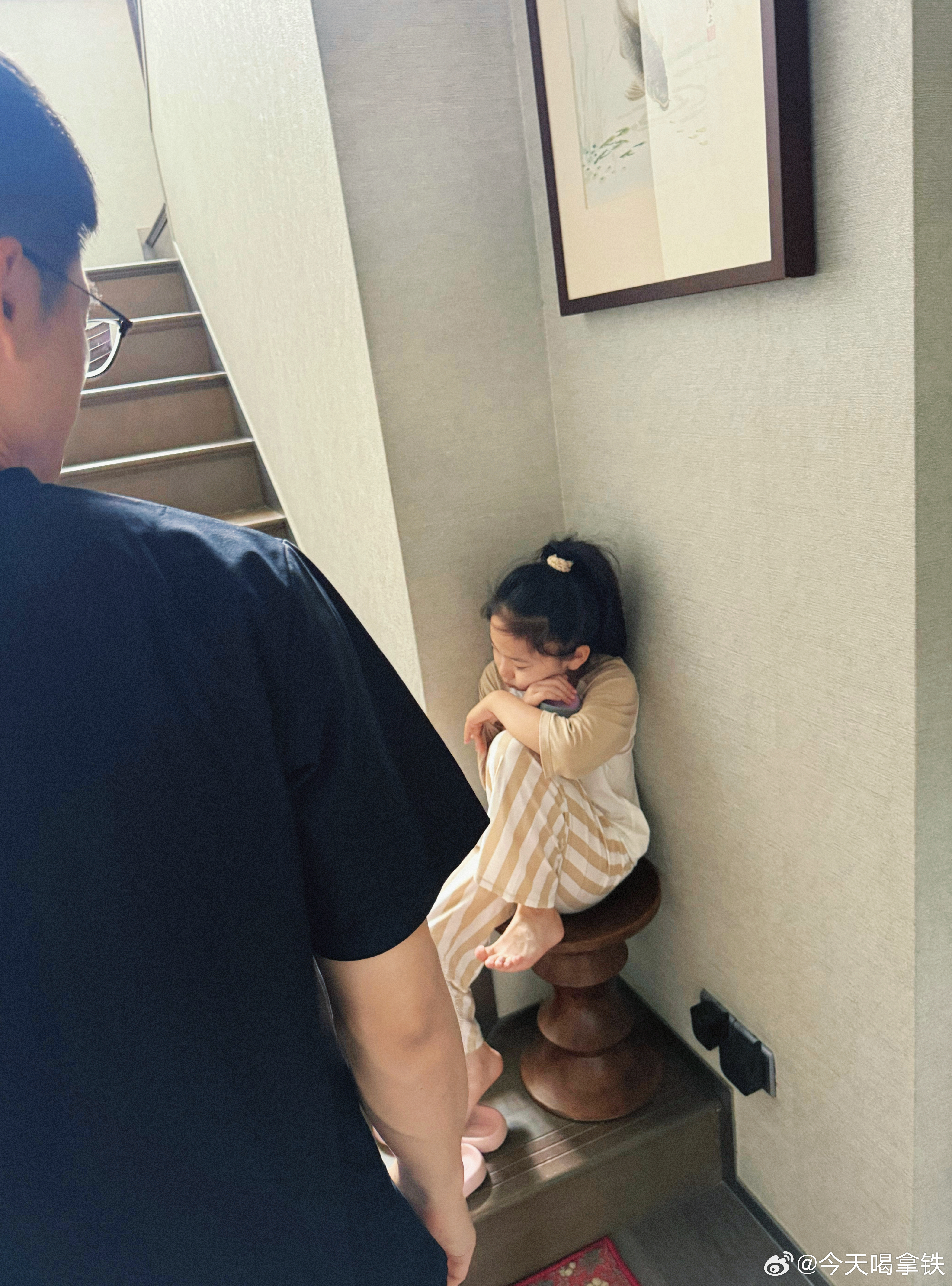 因为杯子里一口奶就是不喝完，磨磨唧唧，我臭骂了咕噜一顿，她气哼哼地坐在那。虎姐夫
