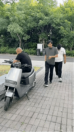 《朋友又害我》

真没办法，朋友爱开玩笑，出去总惹事，你随时会变成挨揍的被告。