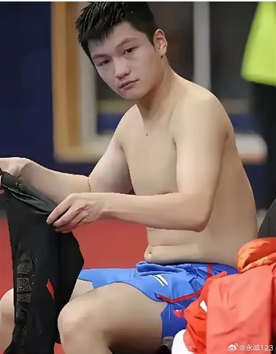 樊振东白鲸塑 樊振东15岁换衣服的老照片，直接被可爱到满地乱爬！ 刚打完比赛的湿