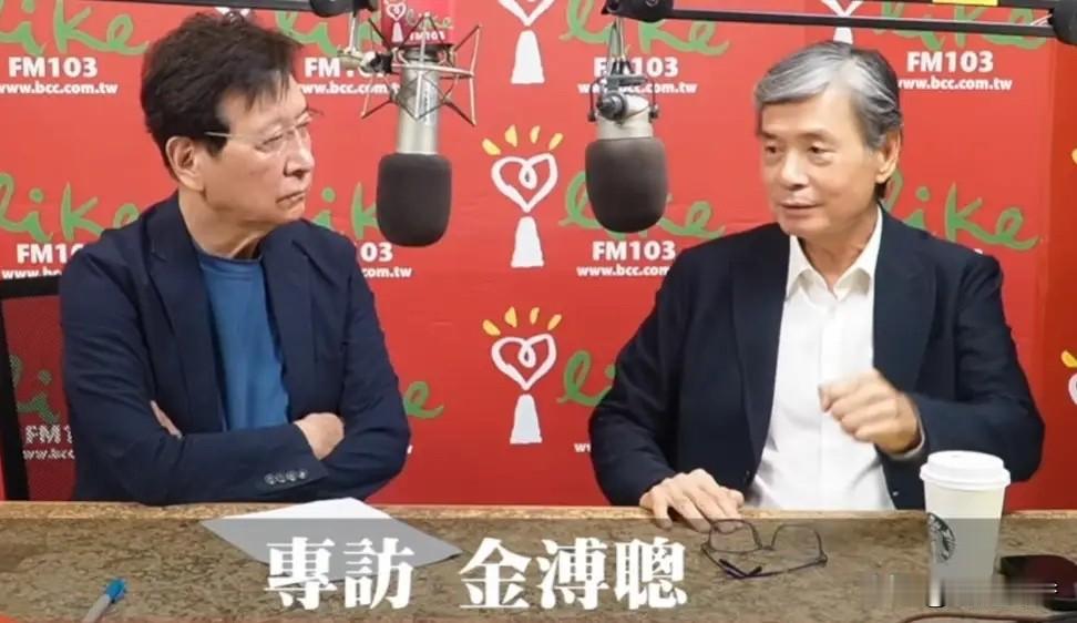 小刀、黎少康终于同框跑到一块去了，黎少康让小刀上自己的节目，为小刀提供了一个洗地
