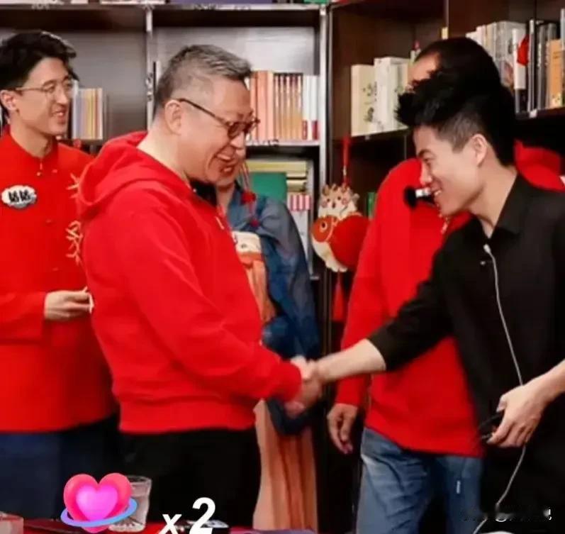 昨晚的东方甄选“春晚”直播，大家发现了吧，小孙没露面，倒是快结束时，董宇辉帅气登