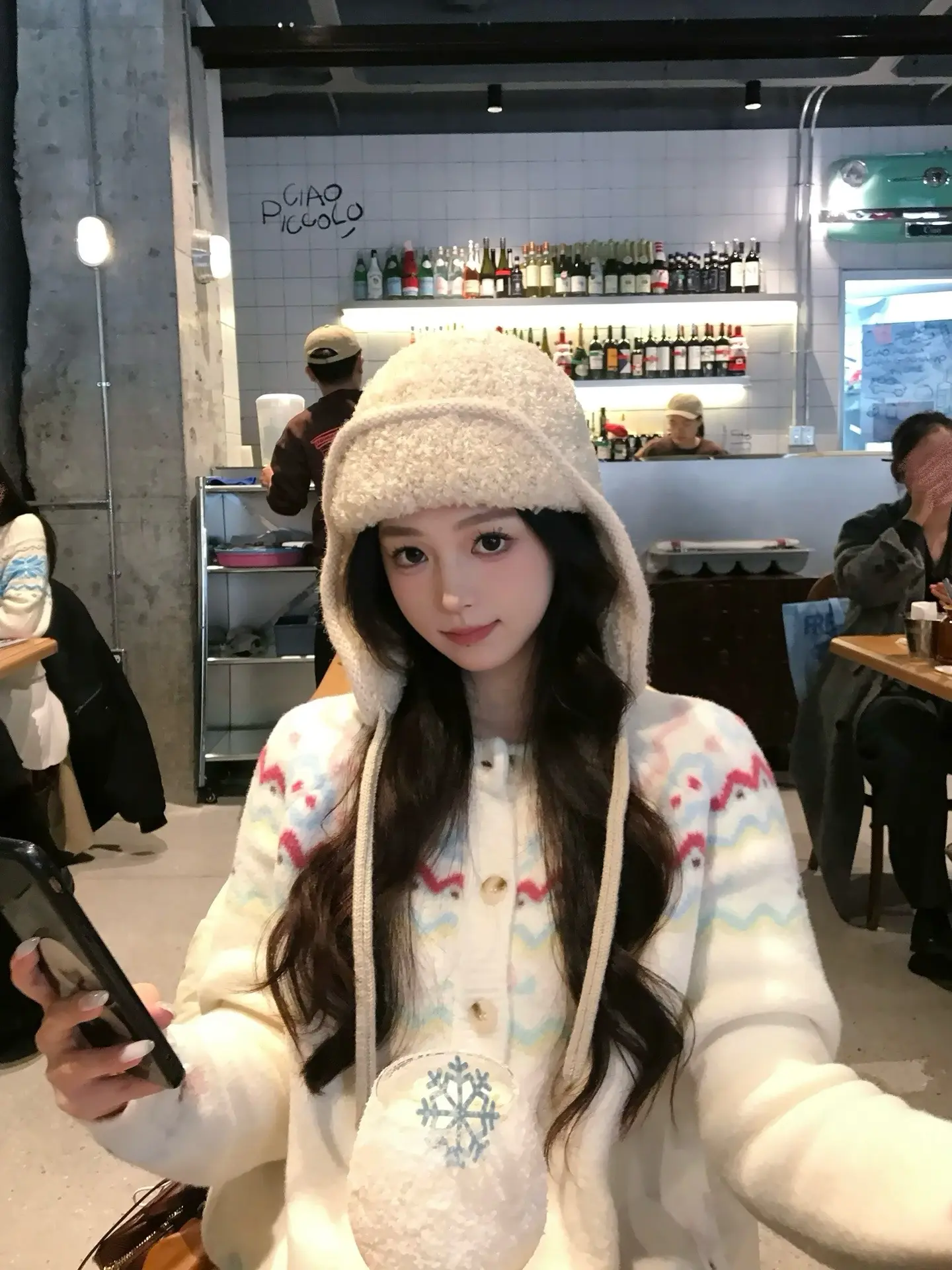 感觉人中痒痒的。