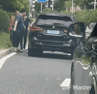 瘦哥和胖哥实力相当啊！
胖哥开后备箱，像是拿了什么，又像没拿。

瘦哥灵活矫健，