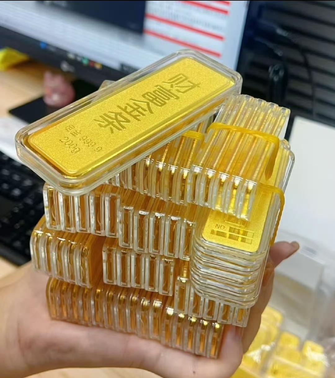 黄金首饰的价格涨得让人直呼"高攀不起"。周生生的足金饰品报价一夜之间从一千六百多