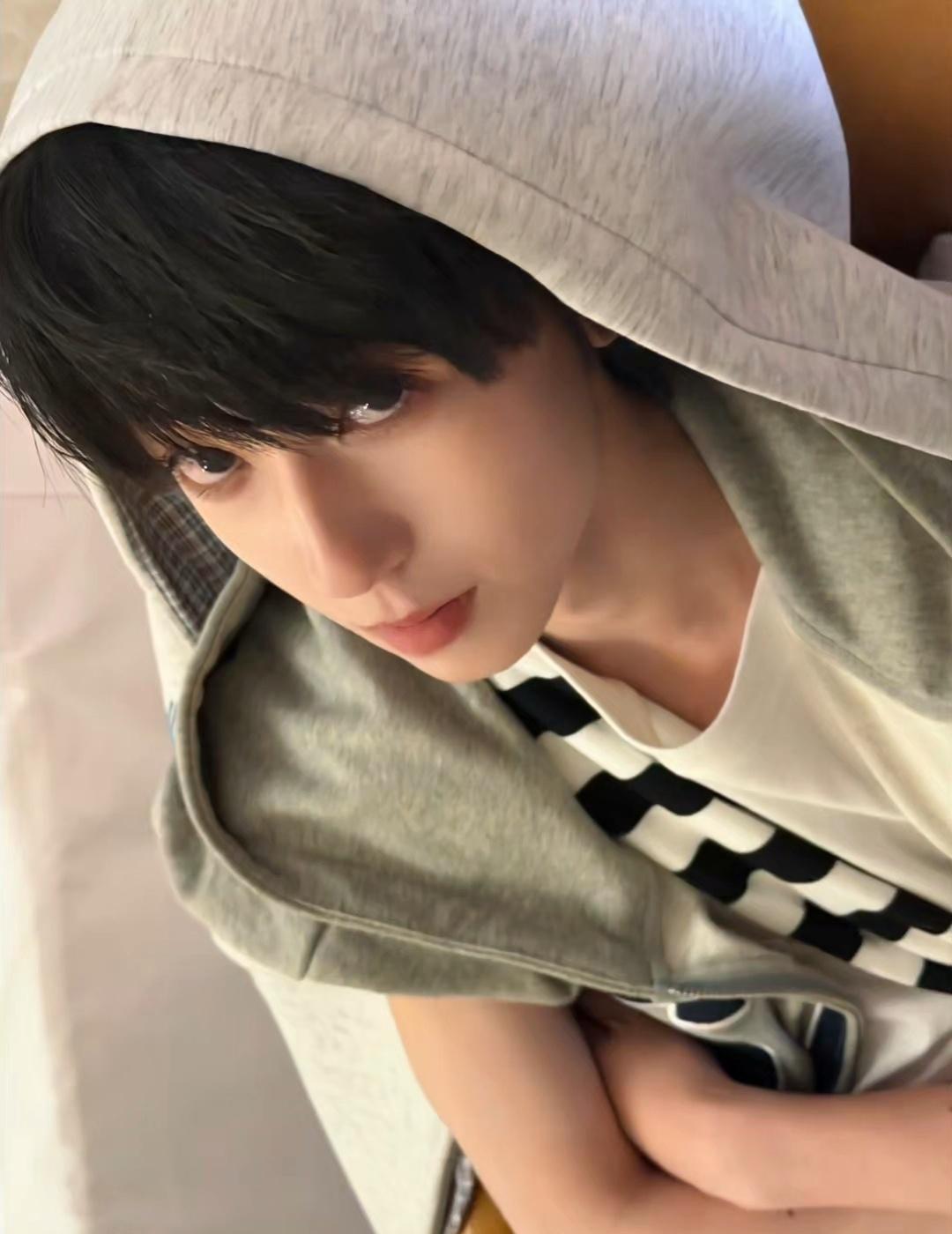 凝的我好爽啊。。杨博文就躺在沙发上睁着大眼睛上目线攻击，摆出一堆古灵精怪的表情，