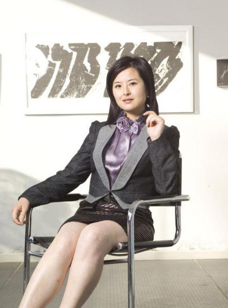 [太阳]42岁的央视主持人张泉灵辞去工作后，趁着60岁的丈夫不注意，带着存款14