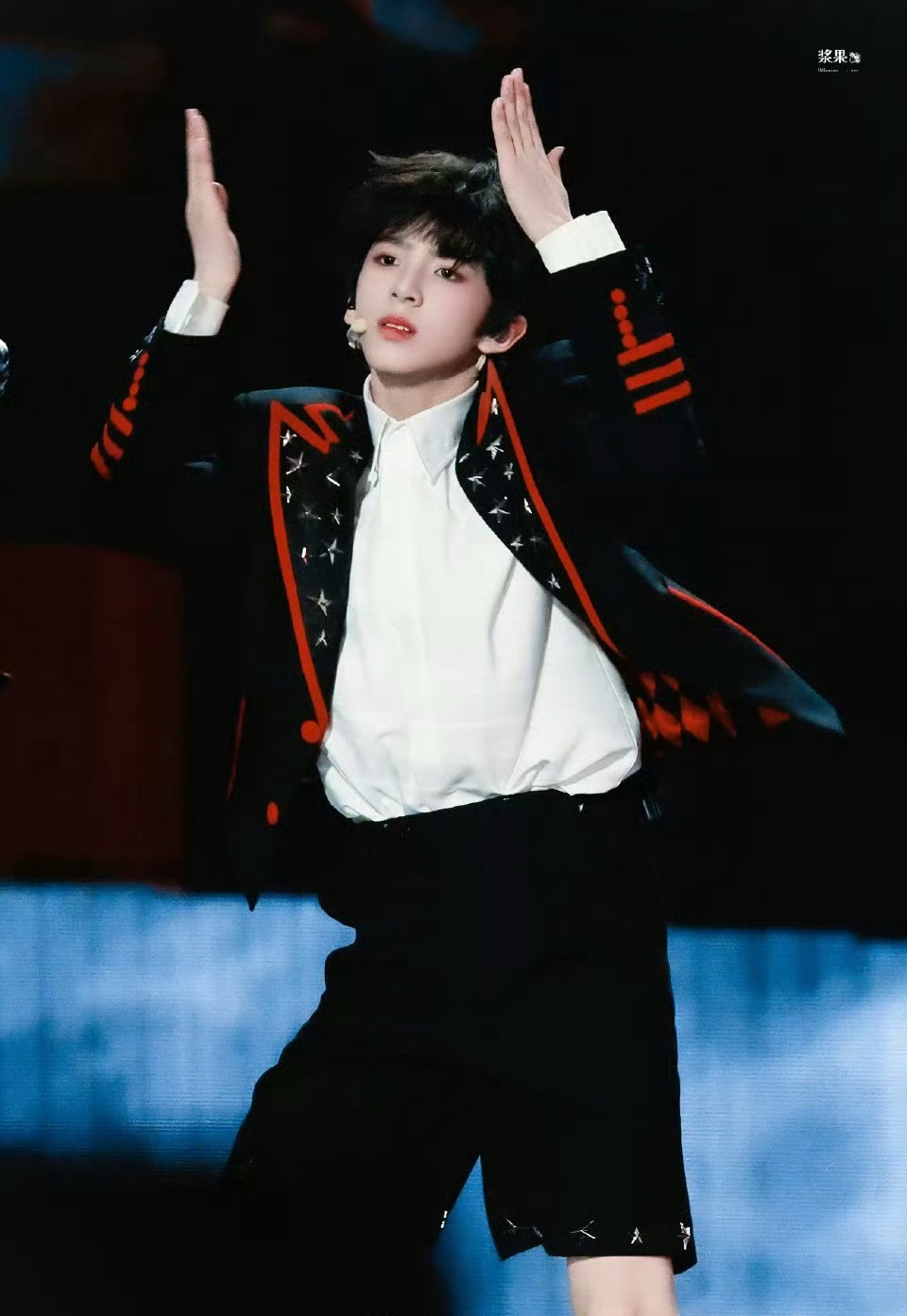 陈浚铭好优越的下颌线陈浚铭粉红多巴胺造型新造型解锁成功！粉红多巴胺甜度超标，舞台