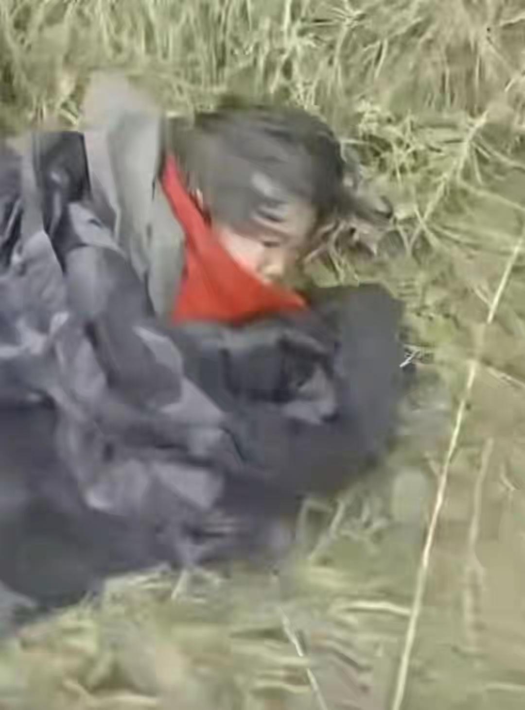 失联44小时的辽宁4岁女童已找到，无人机拍摄现场画面曝光，被发现时还能与救援人员