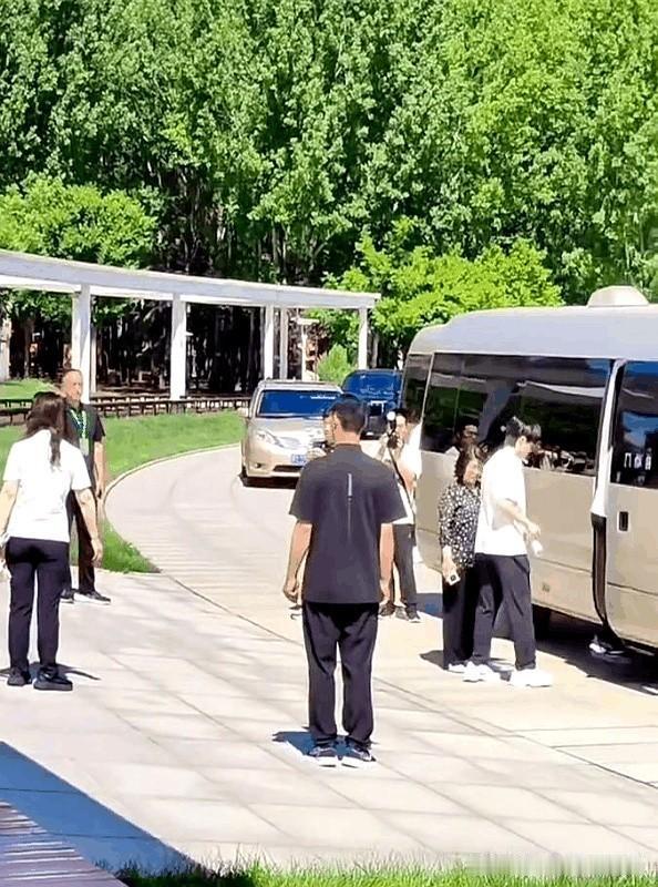 大头和魏桥俱乐部成员一起去参加活动了

看到祖师爷甜甜还有林昀儒全员都是白色T恤