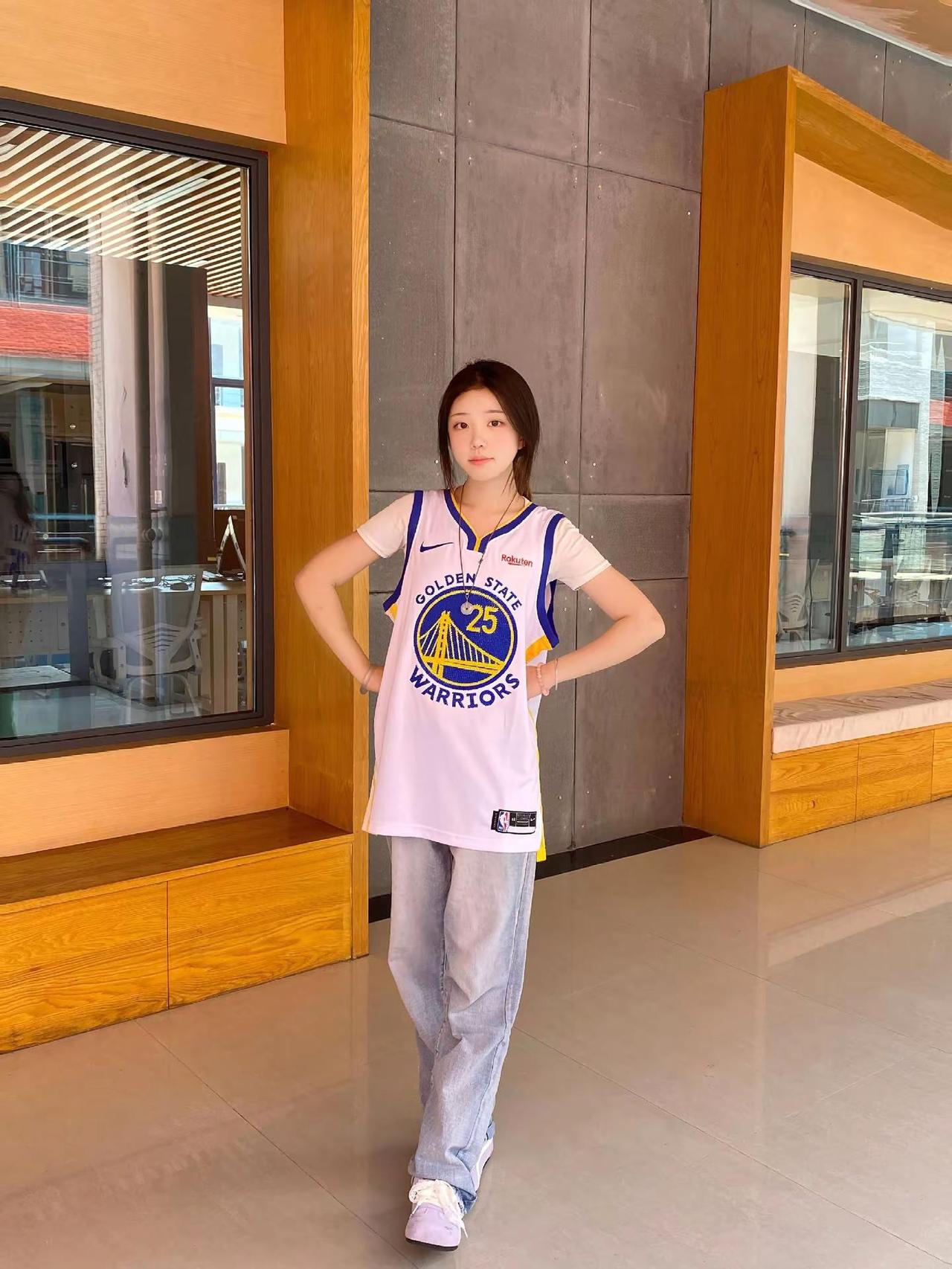 这个是谁的衣服呀 嘻嘻。邓紫棋 棋士 这是夏天的第一个夏天