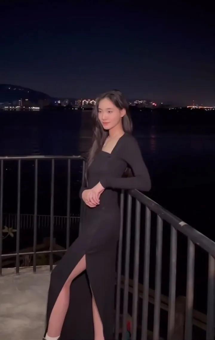 小S女儿Lily黑色长裙曝光，10月14号小S女儿Lily晒出一组照片，照片中她