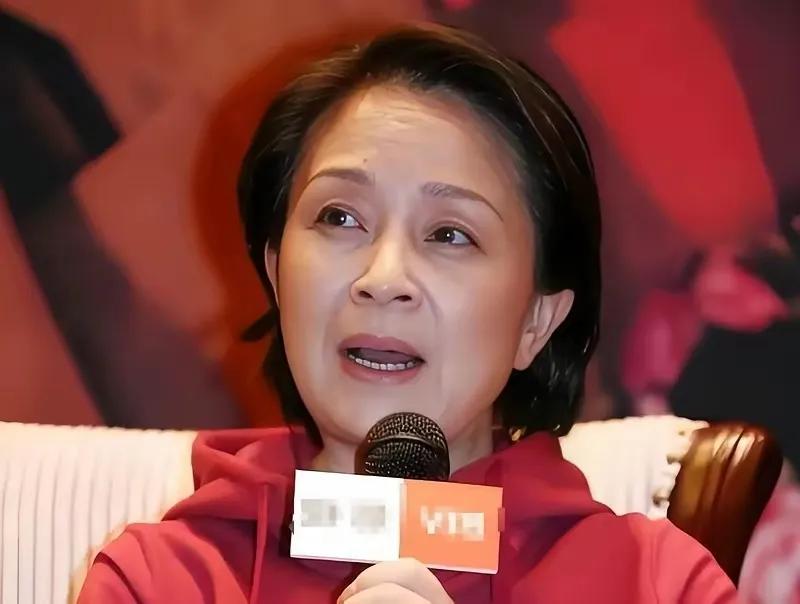 当年在《篱笆女人和狗》里饰演“巧姑”的刘莉莉，第二任丈夫嫁是一个富商，她已变成有