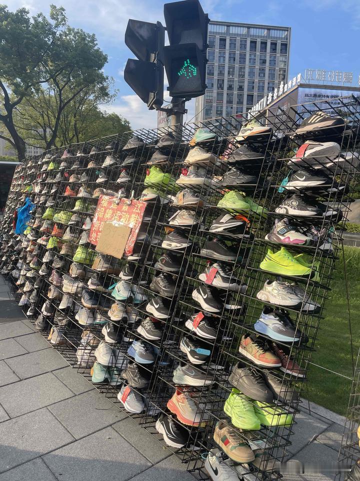 在中国鞋都温州，到处都有卖鞋子的。