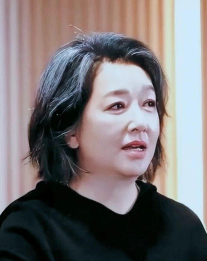 江珊58岁生图：敢不装，才叫体面今日刷到江珊一张抓拍图，我愣了半分钟——白头发就