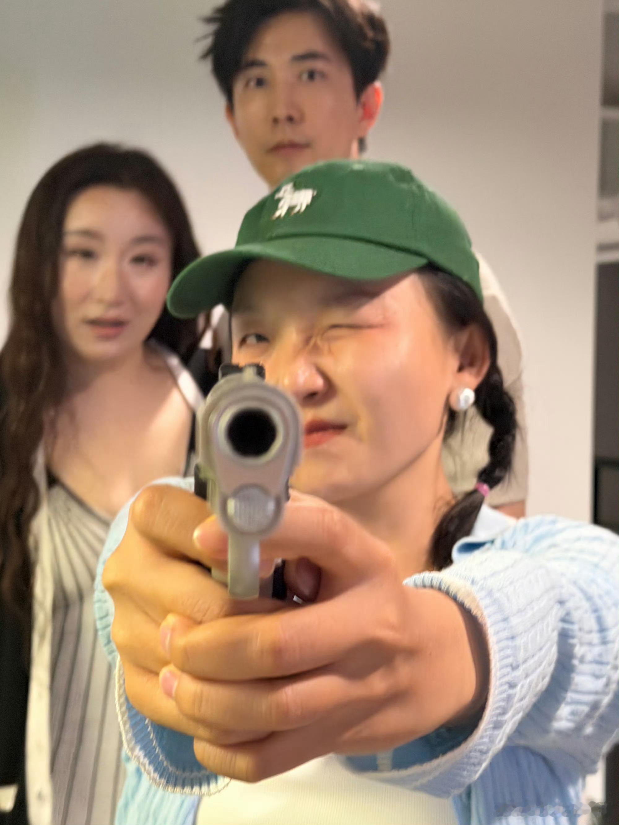 锤娜丽莎送辣目洋子大蒜辣椒花锤娜丽莎李川在辣目洋子前秀恩爱三个人在一块玩上抽象了