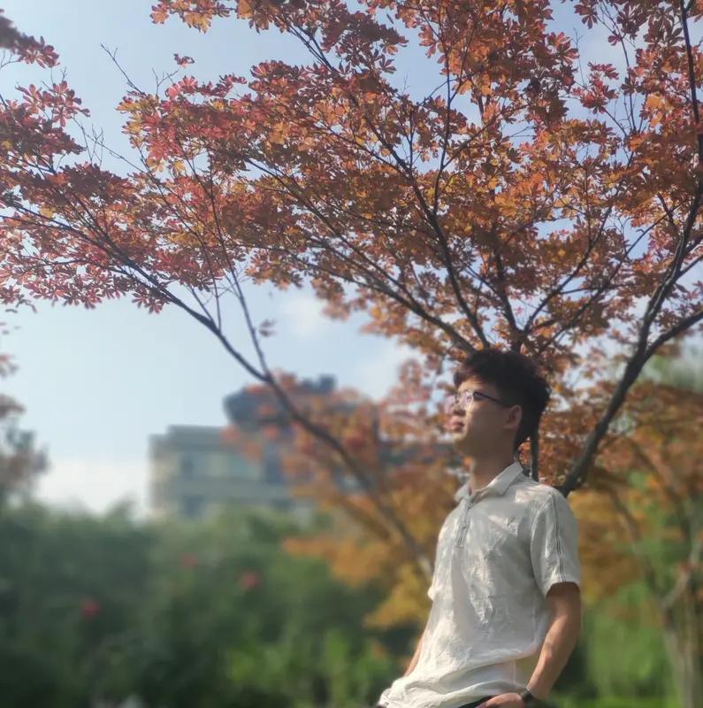 最近看到个新闻，85后年轻干部谢朋杉挪用127万公款打赏主播。他生活单调，在直播